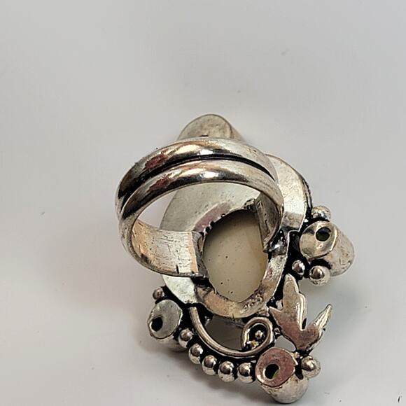 Vintage Carved Face Ring with Peridot Accents, Silver Jewelry - Picture 3 of 10